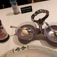 ロウリーズ・ザ・プライムリブ 恵比寿ガーデンプレイス店 - お肉の味変に！特製ソルト、ホースラディッシュ