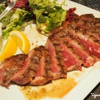 イル フューメ - ■レアでジューシー。美しい焼き目と赤身肉のコントラストが眩しい！