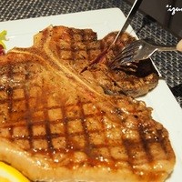 イル フューメ - ■豪快！600グラムの骨付き肉Tボーンステーキは、ヒレとサーロインを楽しめます