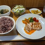 キッチン ブルー グローブ - 鶏もも肉ソテー　すりおろし人参とレモンピールのソース