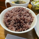 キッチン ブルー グローブ - 黒米大盛りのアップ