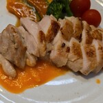 キッチン ブルー グローブ - 正面から、すりおろし人参とレモンピールのソースは、オレンジ色