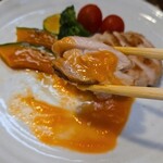 キッチン ブルー グローブ - ソースをタップリ乗せて