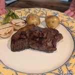 あざみ野うかい亭 - 外で焼いて来たお肉　再度炭で炙ってから切り分けてくれました