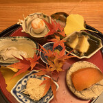 日本料理 太月 - 量少なめコース２６５６５円。八寸車海老芋寿司、鮑煮、銀杏揚げ、海老芋唐揚げ 唐墨、鱈子含め煮、牡蠣時雨煮。一品ずつも全体のバランスも素晴らしいです