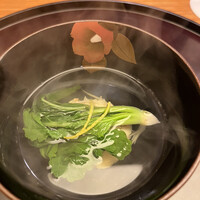 日本料理 太月 - 量少なめコース２６５６５円。松葉蟹真薯の椀。真薯は、ほぼ蟹！　ご自慢のお出汁と松葉蟹、うっとりしますよ♩