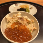 日本料理 太月 - 量少なめコース２６５６５円。鮭はらす土鍋ご飯、いくら。おかわりでも、鮭皮といくらがたっぷりです♩