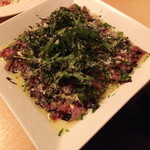 クッチーナ笑多 - 近江牛モモ肉の炙り　カルパッチョ風（１，３８０円）ルッコラセルバチコがたっぷり盛られています。２０１４年５月