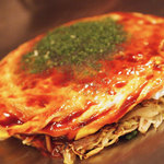 広島お好み焼き　鉄板焼　ゆうちゃん - 広島焼き定番の「肉玉麺入り」野菜、豚肉、生麺に
            隠し味に「とろろ昆布」入り♪ソースはミツワソース。