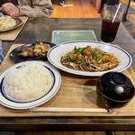 キッチン あずま - ⭐︎ 和牛ホルモン炒め　　    税込 １,３００ 円
      ※  ライス大盛りまで無料♡
      ⭐︎  タンドリーチキン（２個）   税込 ２８０ 円