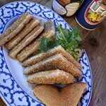 タイ・イサーン料理ヤムヤム - カノムパンナークン980円　海老のすり身揚げパン