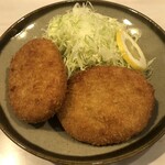 丸栄 - コロッケ定食のコロッケ、キャベツ。