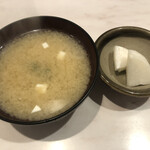 丸栄 - 味噌汁と漬物。