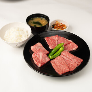 様々な種類のお肉がお得に楽しめる定食を2種類ご用意◎