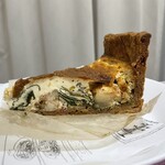スタイルズケイクス＆カンパニー - エビとほうれん草のトマトクリームキッシュ