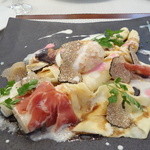 ビストロ ダイア - 函館産極太ホワイトアスパラにセージとタイムのクリームソース、生ハム自家製パスタとポーチドエッグ添え