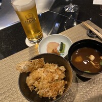 鉄板焼 石狩 - 上　漬物　左　ガーリックライス　右　赤出汁