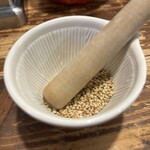 くるめラーメン ぼたもち - ☆卓上のゴマをすり潰してドロップイン✨