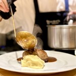 洋食 おがた - ライブ感溢れるオープンキッチン