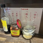 六坊担担面 - カウンター上の薬味
