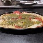 お好み焼き・もんじゃ焼き・鉄板焼き やむやむ - トマトマルゲリータ焼き ¥682