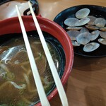 無添くら寿司 - アサリ がたっぷり入った貝出汁のラーメン。