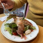 エミリア - 群馬県川場村産モッツェレラチーズと生ハムのサラダ