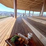 アクシュ カフェ - 浅い階段　　とても座りづらい