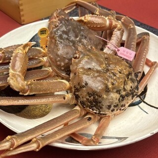 松葉蟹と越前蟹をご用意しております。