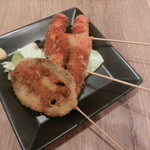 串カツの中村屋 - 串揚げ（赤ウィンナーとれんこん）