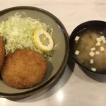 丸栄 - コロッケ定食(味噌汁と)。
