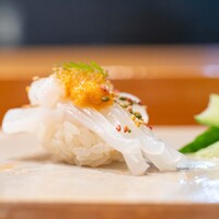 天寿し 京町店 - 2023.12 アカイカ ウニ トビウオの卵 木の芽 京都産錦胡麻 大分産カボス 塩