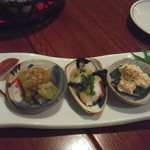 Ushou Yama Yaze Mbee - お魚のミニコース　おっとっと（２０００円）前菜：左から　焼きなす、タコの梅肉ソースがけ、サワラの何とか