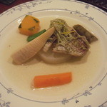 Ushou Yama Yaze Mbee - お魚のミニコース　おっとっと（２０００円）メインディッシュ：鯛？の蒸し物？　大根や筍等の野菜が美味しいお出汁で煮込まれています