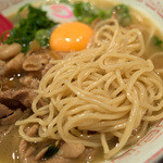 肉玉そば おとど - “牛・豚・鶏”の三獣スープに中太麺。麺よりもお肉の方が主役でしょうか。