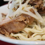 ラーメン二郎 - 豚の厚み