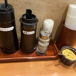 とんかつ まさむね - ソースもある。ハーブ塩で〆てしまったけど。