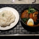 Koukiya - トマトスープ、トロトロ角煮カレーになすとほうれん草をトッピング、１辛、ライス大盛り