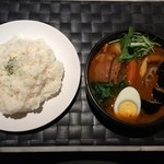 こうき屋 - トマトスープ、トロトロ角煮カレーになすとほうれん草をトッピング、１辛、ライス大盛り（上方から）