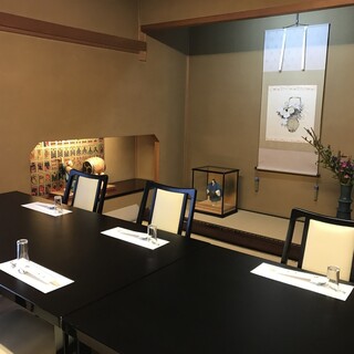 ２名様より完全個室ご利用いただけます。※２階個室は別途室料奉仕料がかかります
