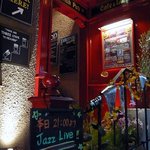 アイリッシュカフェ＆レストラン カプリシカ - お店へのアプローチです。今日は２１時よりJazz Liveがあるようですよ。チャージ料は３００円です。