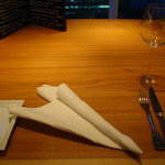 銀座 シェ・トモ - 2009/11　１１階カウンターのテーブルセッティング。