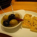 銀座 シェ・トモ - 2009/11　オリーブ(11階カウンター席にて)。