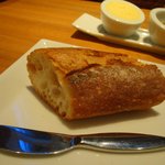 銀座 シェ・トモ - 2009/11　バゲット(リエット・タプナード・バター付き)。