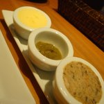 銀座 シェ・トモ - 2009/11　左上から、バター、タプナード、リエット。