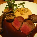 銀座 シェ・トモ - 2009/11　北海道産　野生鹿ロース肉のロースト　ポワヴラードソース。
