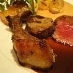 銀座 シェ・トモ - 2009/11　北海道産　野生鹿ロース肉のロースト　ポワヴラードソース。