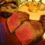 銀座 シェ・トモ - 2009/11　北海道産　野生鹿ロース肉のロースト　ポワヴラードソース。