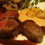銀座 シェ・トモ - 2009/11　北海道産　野生鹿ロース肉のロースト　ポワヴラードソース。