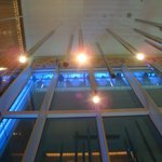 銀座 シェ・トモ - 2009/11　天井からぶら下がっている棒。